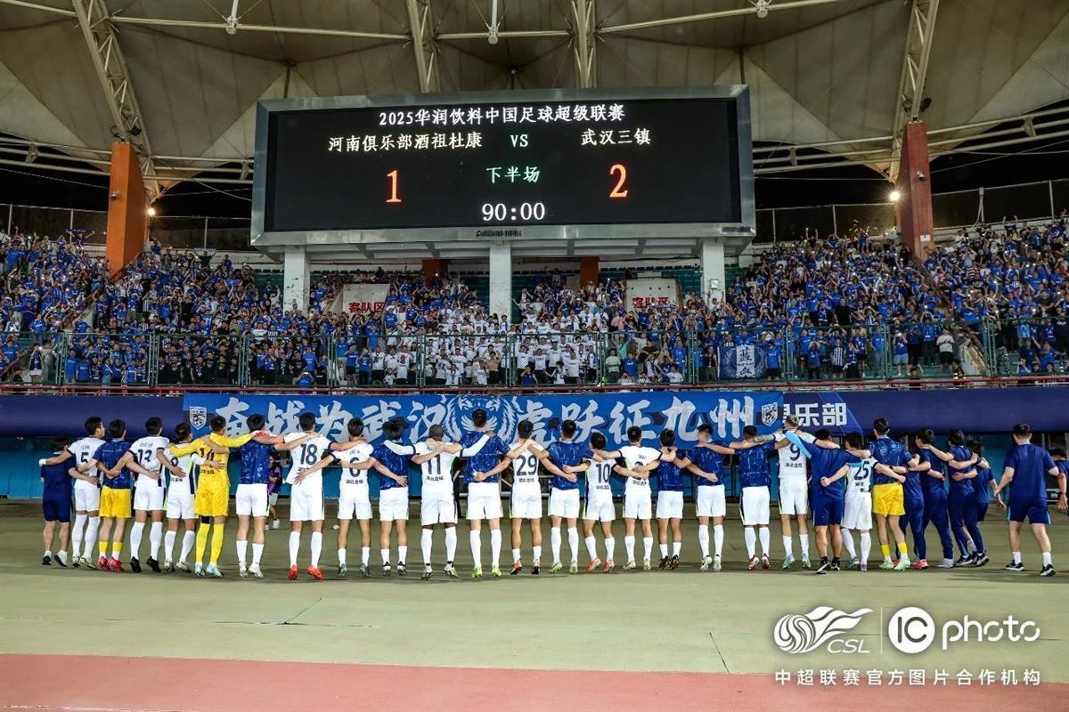  武汉三镇训练开放日，今晨队长鼓劲引观众欢呼，欧洲杯在即，轮换策略被讨论